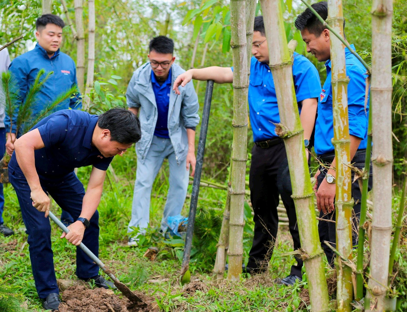 bao hai duong bao tuyen quang phoi hop tang qua cho nguoi dan co hoan canh kho khan hinh 2