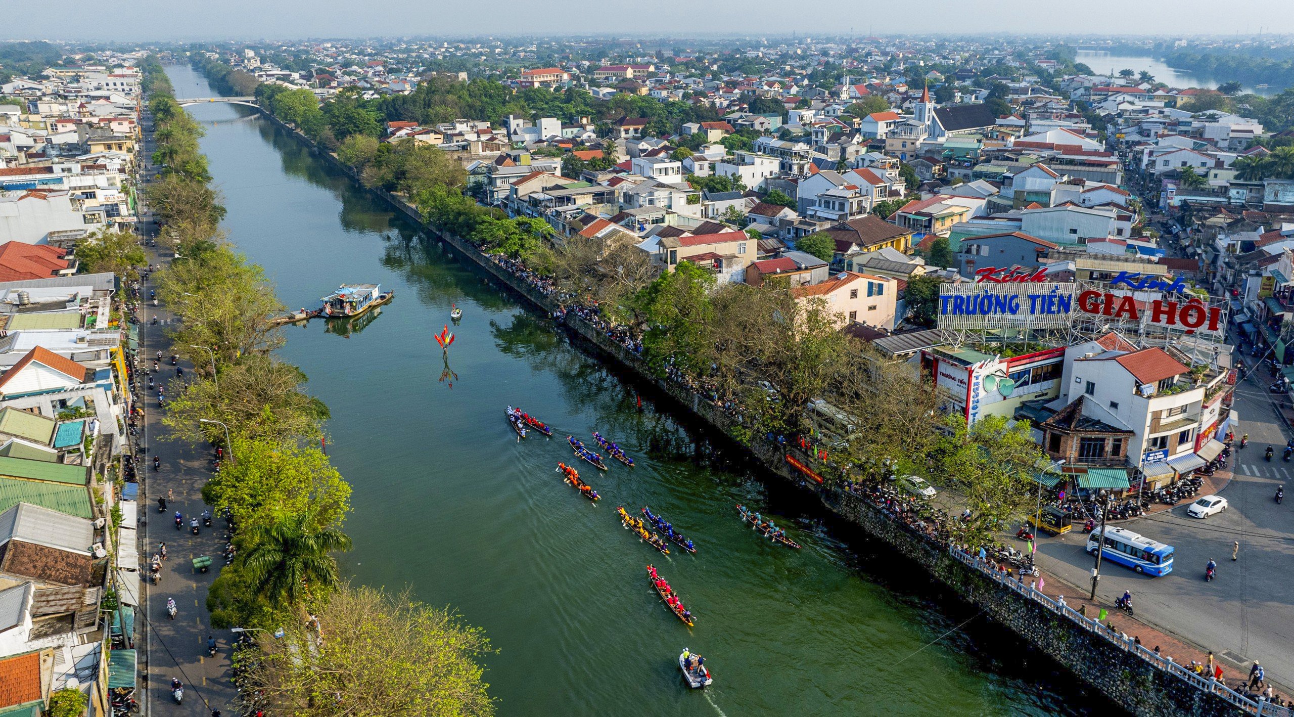 Khán giả reo hò, xem ghe đua &quot;lộn vè&quot; trên sông Hương - Ảnh 6.