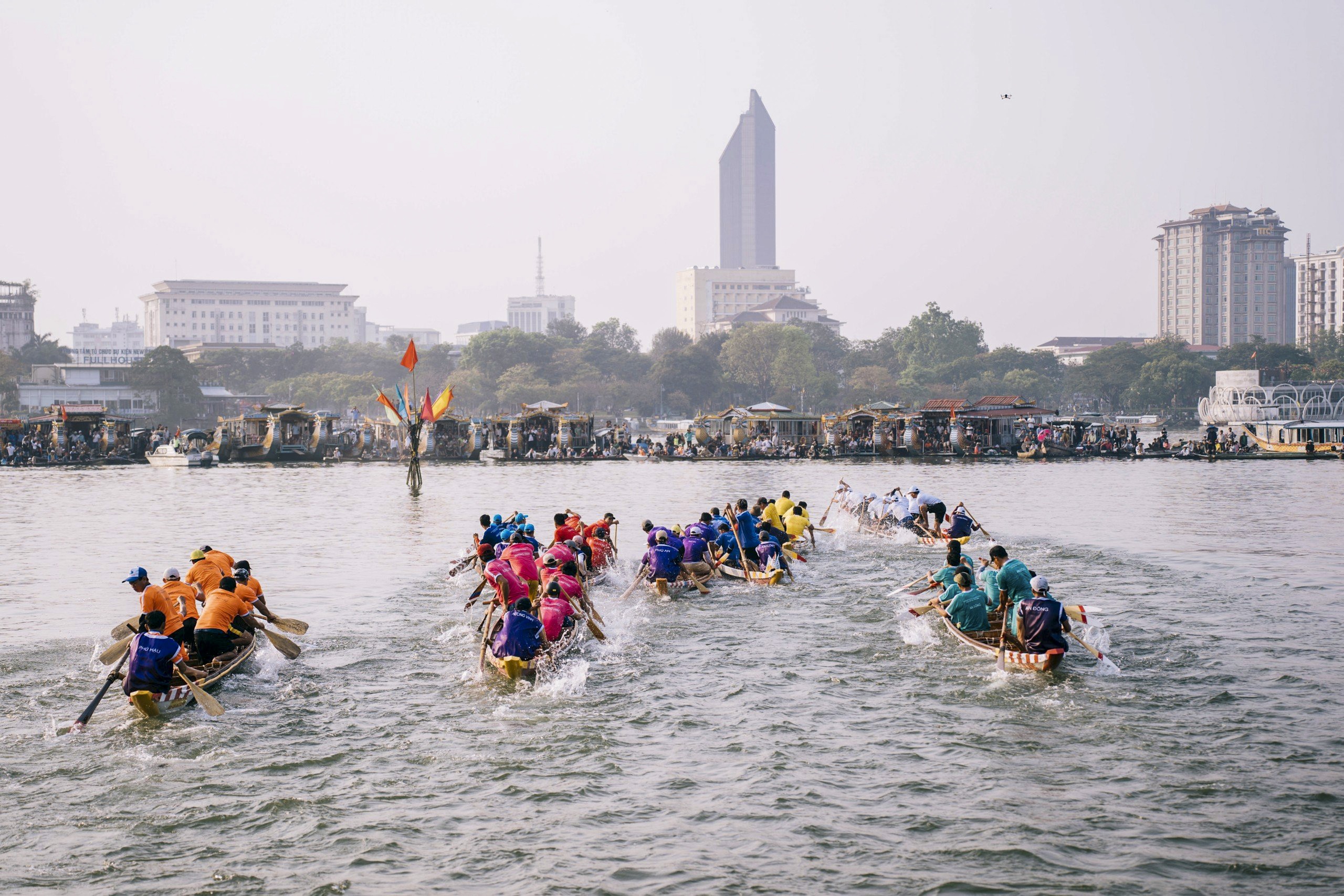 Khán giả reo hò, xem ghe đua &quot;lộn vè&quot; trên sông Hương - Ảnh 5.