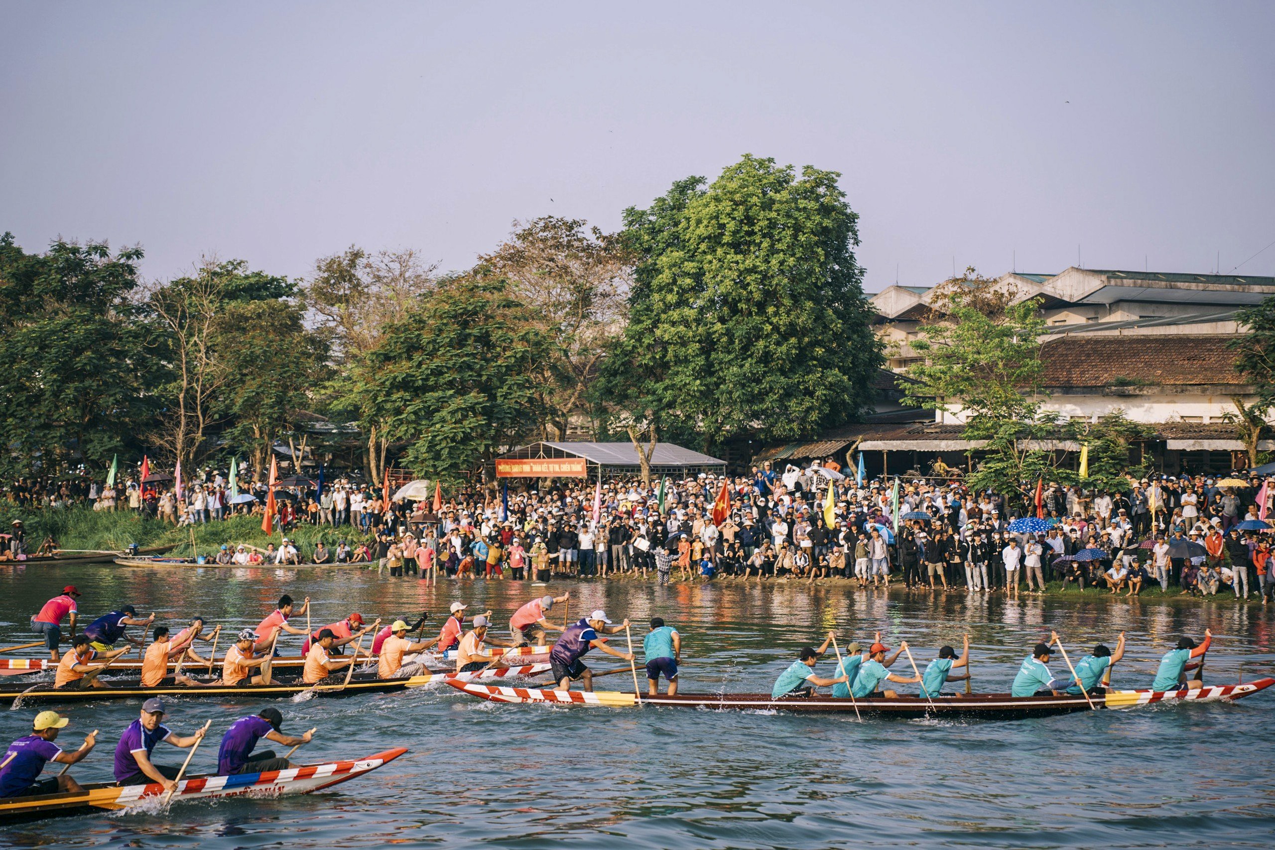 Khán giả reo hò, xem ghe đua &quot;lộn vè&quot; trên sông Hương - Ảnh 7.