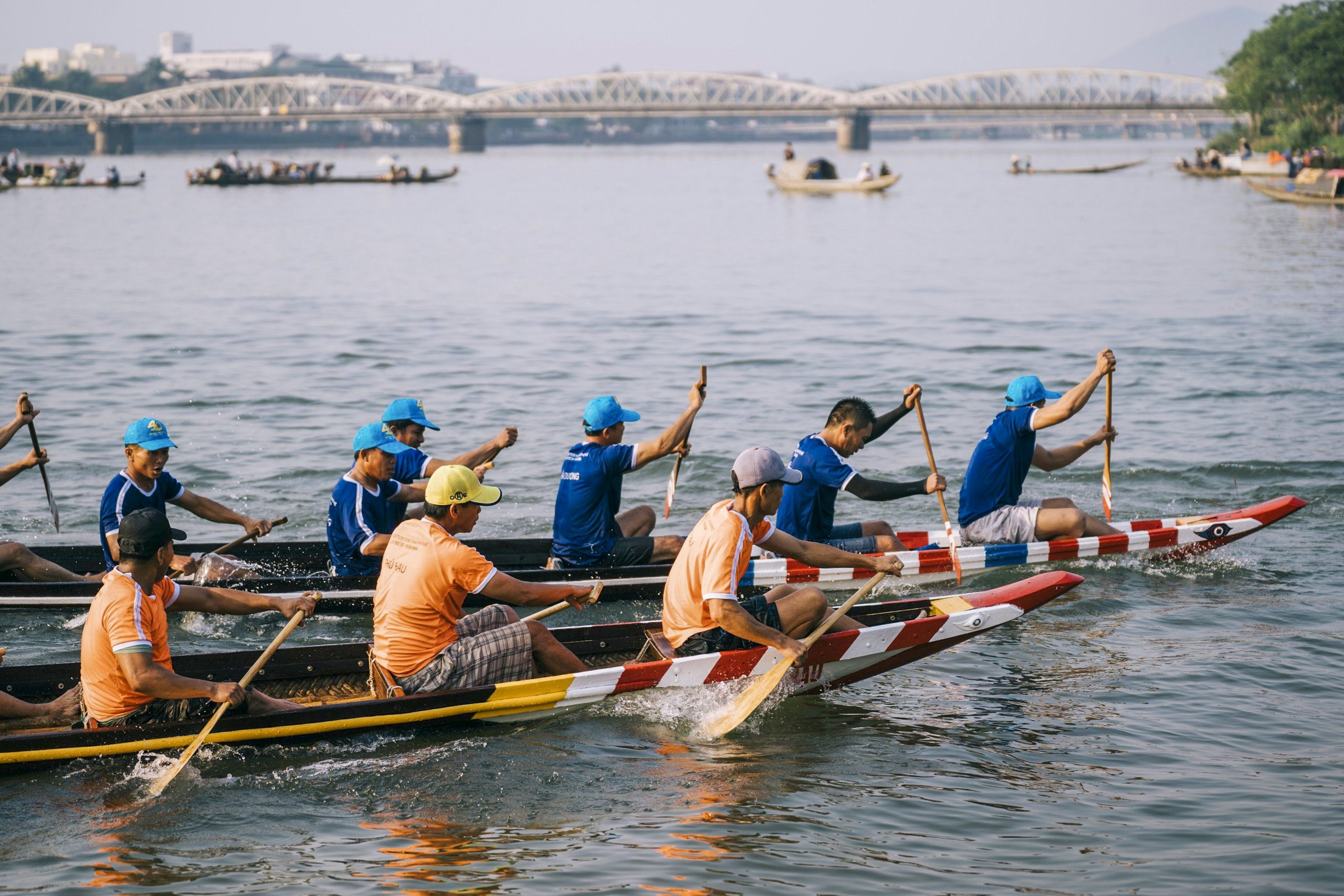 Khán giả reo hò, xem ghe đua &quot;lộn vè&quot; trên sông Hương - Ảnh 8.