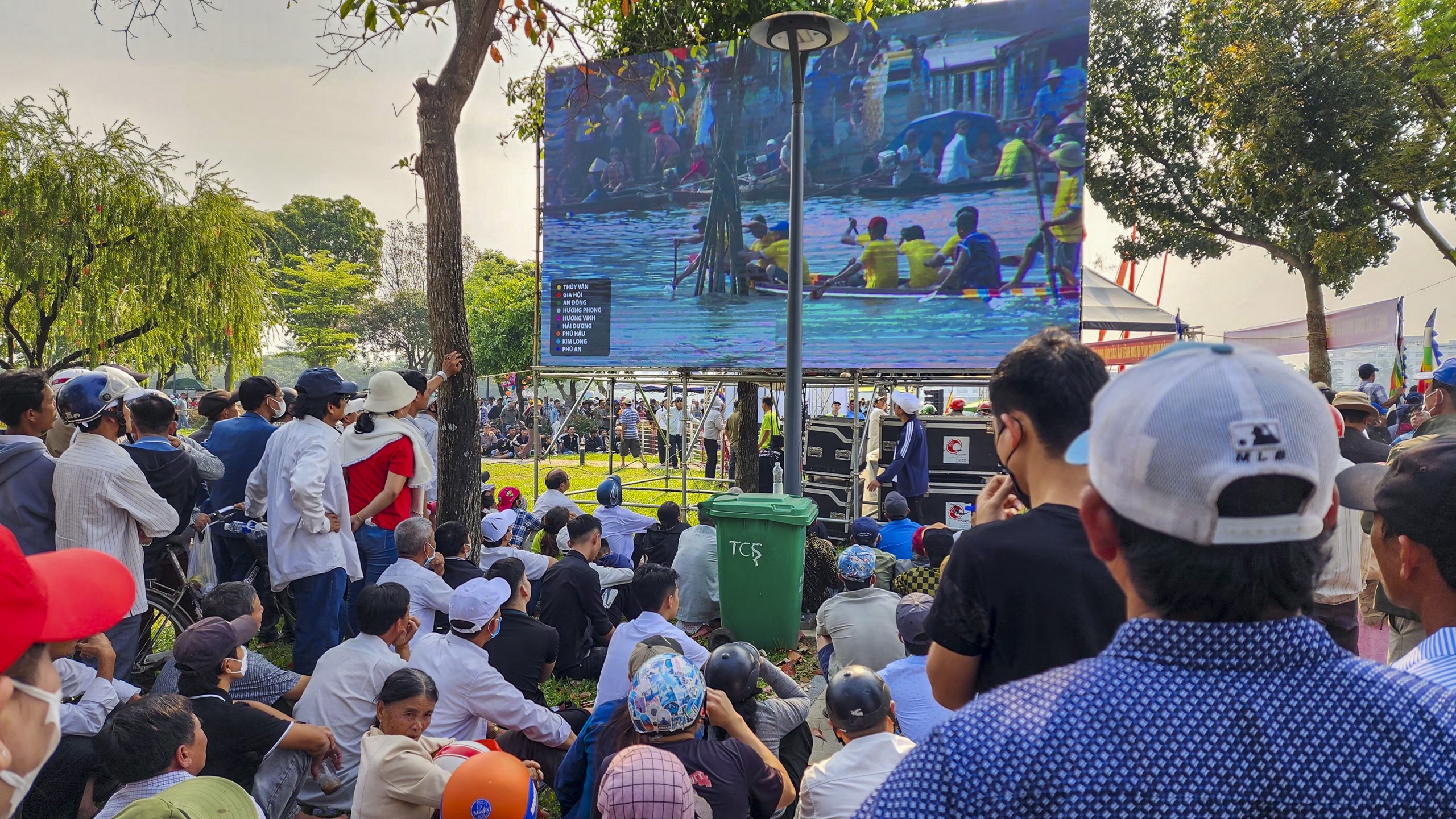 Khán giả reo hò, xem ghe đua &quot;lộn vè&quot; trên sông Hương - Ảnh 12.