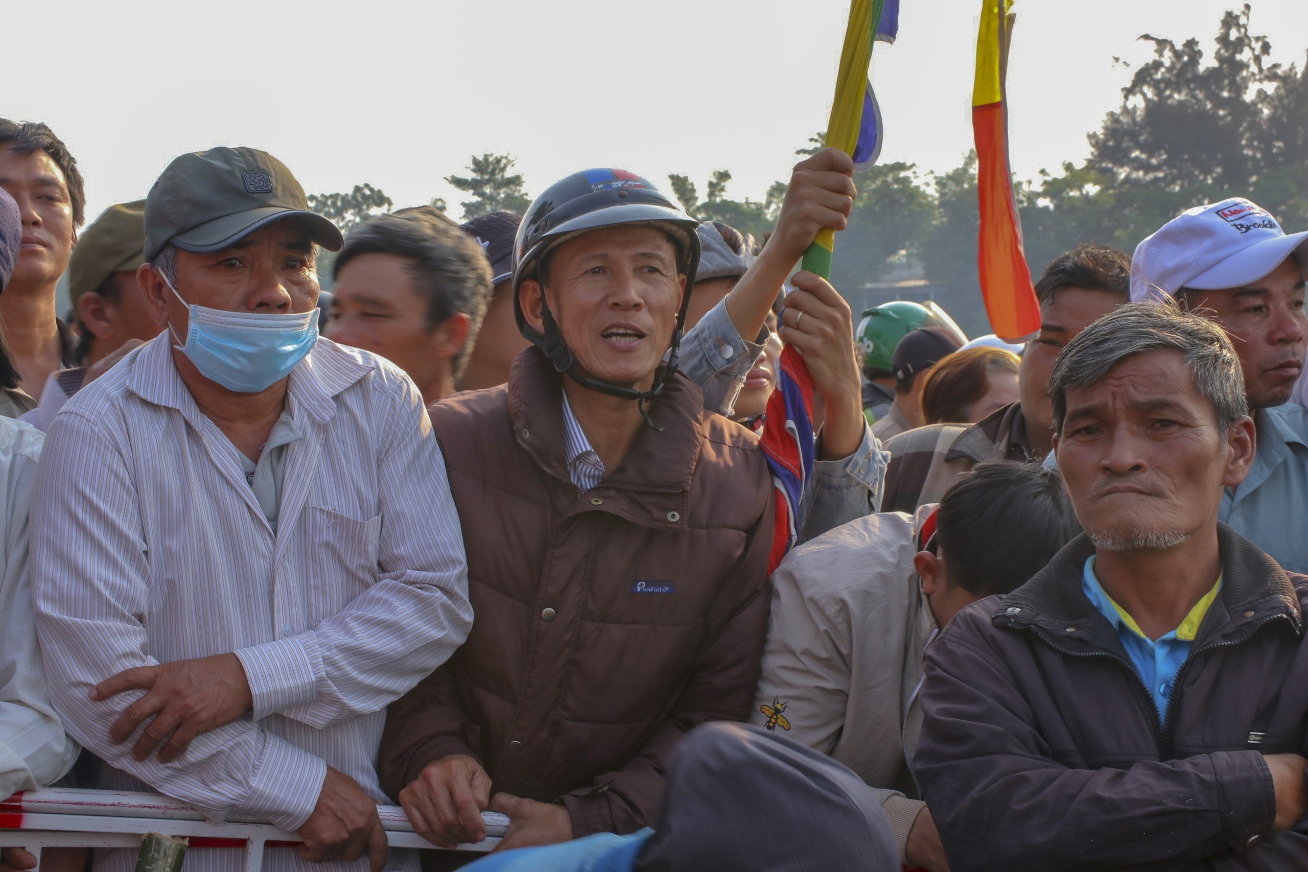 Khán giả reo hò, xem ghe đua &quot;lộn vè&quot; trên sông Hương - Ảnh 11.