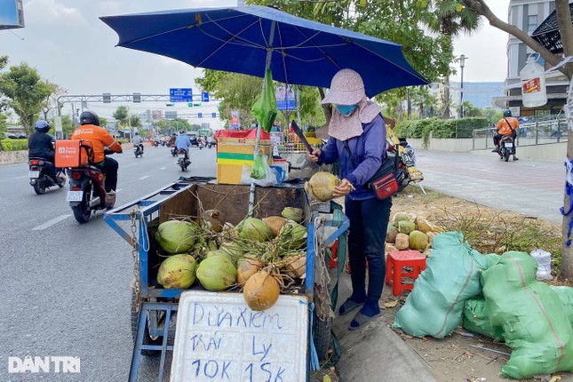 Nắng nóng thiêu đốt, chủ xe giải khát mỗi ngày bán 1.200 chai nước sâm ảnh 5