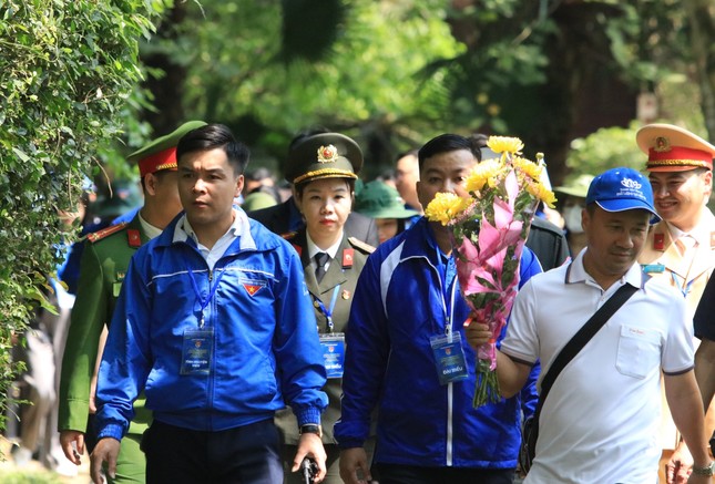 Đoàn đại biểu giải thưởng Lý Tự Trọng dâng hương tưởng niệm Chủ tịch Hồ Chí Minh ảnh 8