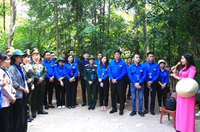 Đoàn đại biểu giải thưởng Lý Tự Trọng dâng hương tưởng niệm Chủ tịch Hồ Chí Minh ảnh 10