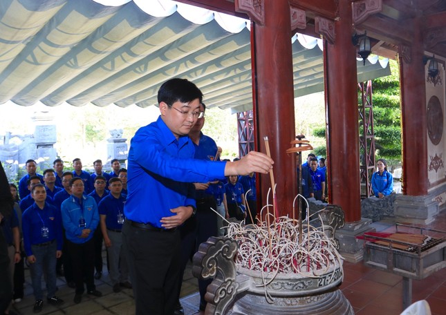 Đoàn đại biểu giải thưởng Lý Tự Trọng dâng hương tưởng niệm Chủ tịch Hồ Chí Minh ảnh 14