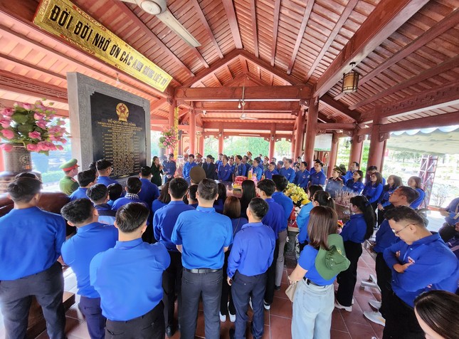 Đoàn đại biểu giải thưởng Lý Tự Trọng dâng hương tưởng niệm Chủ tịch Hồ Chí Minh ảnh 20