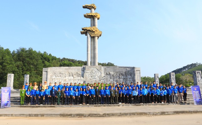 Đoàn đại biểu giải thưởng Lý Tự Trọng dâng hương tưởng niệm Chủ tịch Hồ Chí Minh ảnh 21