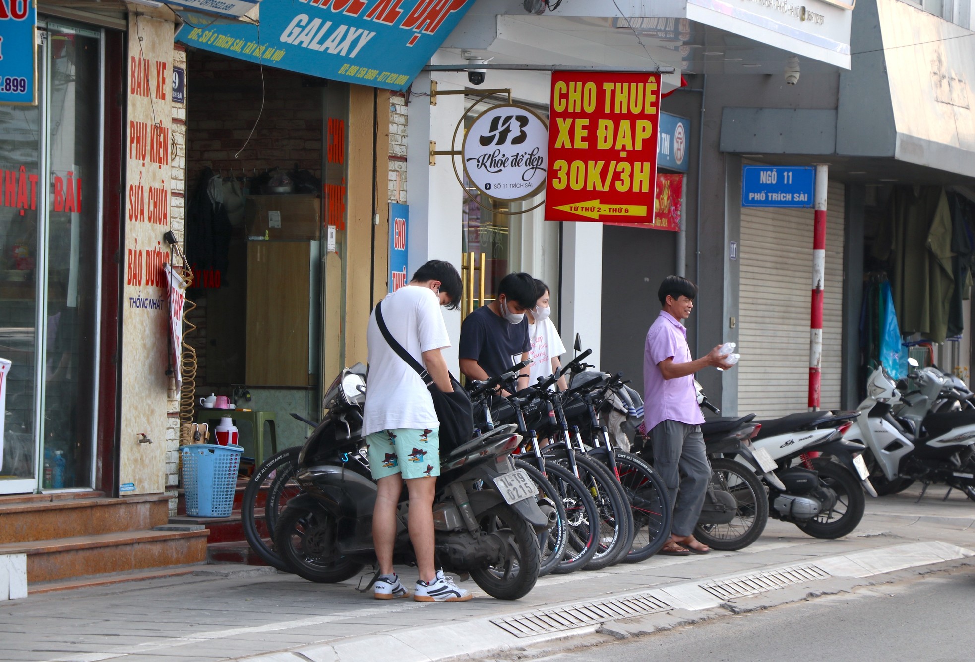 Nắng lên, dịch vụ cho thuê xe đạp ở hồ Tây sôi động, thu tiền triệu mỗi ngày ảnh 3