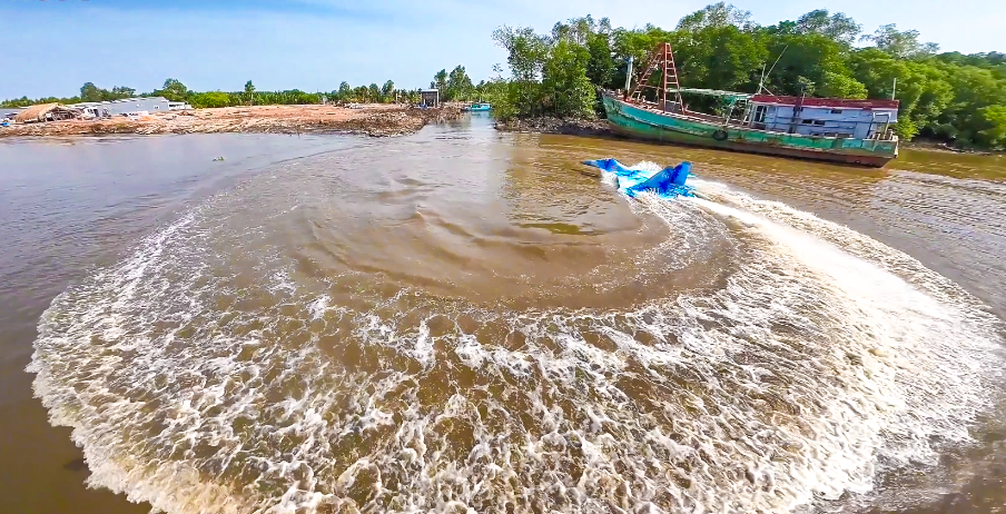 Anh Thanh biểu diễn cho máy bay Su-35 đảo một vòng tròn trên sông rất đẹp mắt