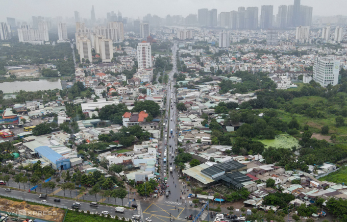 Đường Lương Định Của, một trong tuyến được mở rộng nhưng 9 năm nay chưa xong do vướng giải phóng mặt bằng. Ảnh: Quỳnh Trần