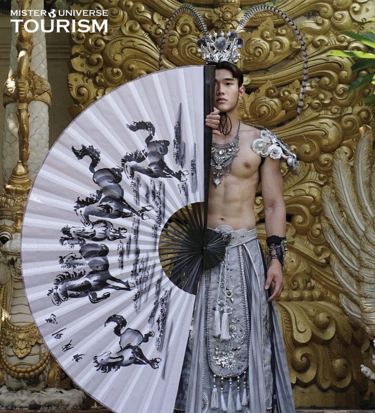 Chien Yu Chen won the award for the most beautiful national costume - Photo: Mister Universe Tourism