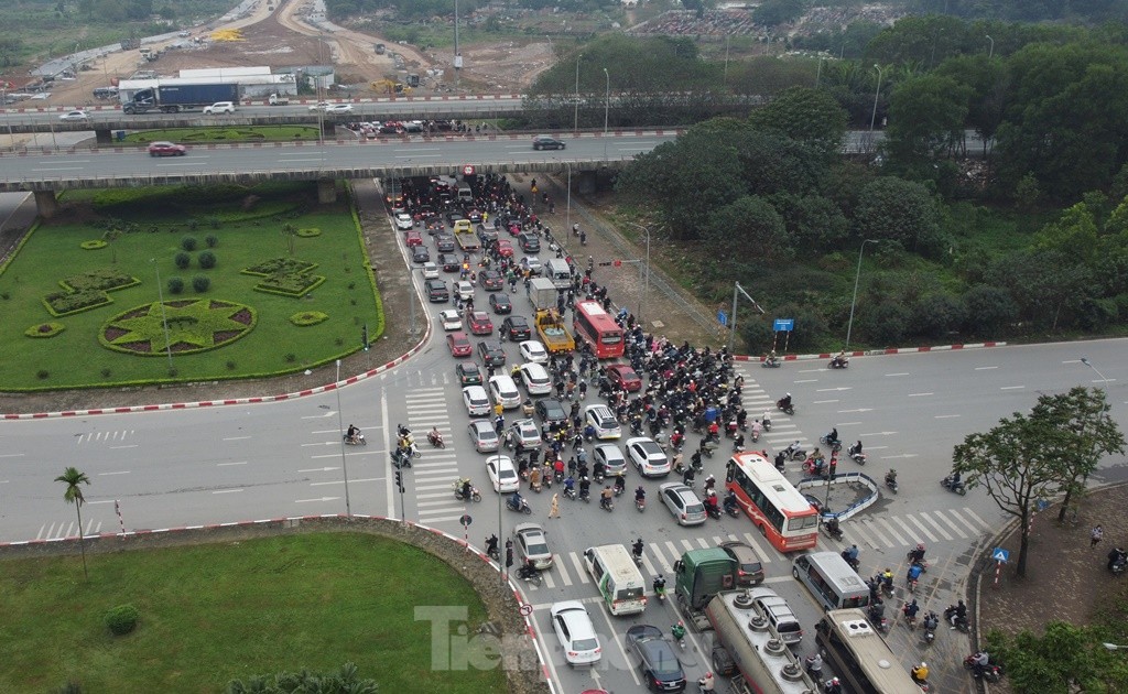 Tắc 'khủng khiếp' trên đại lộ Thăng Long vì hàng rào thi công vẫn chưa điều chỉnh ảnh 4