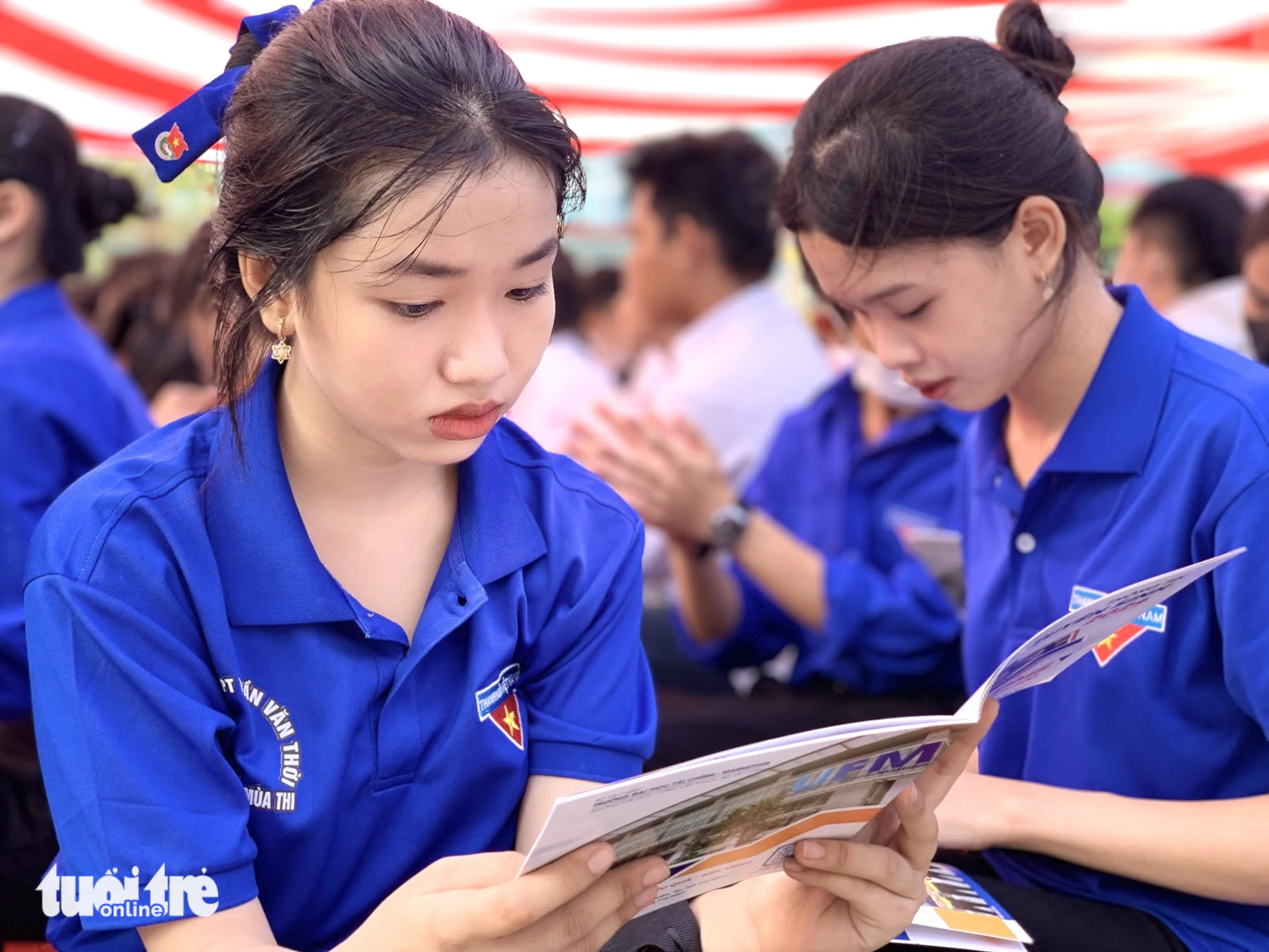 Học sinh tìm hiểu các thông tin tuyển sinh và các ngành đạo tạo đại học để chọn ngành phù hợp - Ảnh: TRẦN HUỲNH