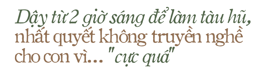 Gánh tàu hũ đường mật núp hẻm bán hơn 30 năm chưa một ngày vắng khách, giữ giá 10.000VNĐ suốt 12 năm nay - Ảnh 10.