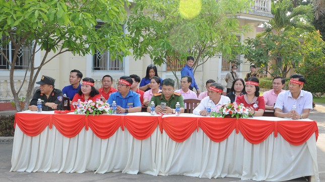 Hàng trăm cán bộ, chiến sĩ, đoàn viên thanh niên hiến máu tại Chủ Nhật Đỏ ở Cần Thơ ảnh 5