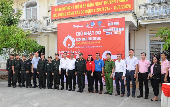 Hàng trăm cán bộ, chiến sĩ, đoàn viên thanh niên hiến máu tại Chủ Nhật Đỏ ở Cần Thơ ảnh 10