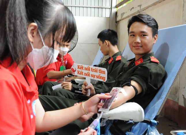 Hàng trăm cán bộ, chiến sĩ, đoàn viên thanh niên hiến máu tại Chủ Nhật Đỏ ở Cần Thơ ảnh 15