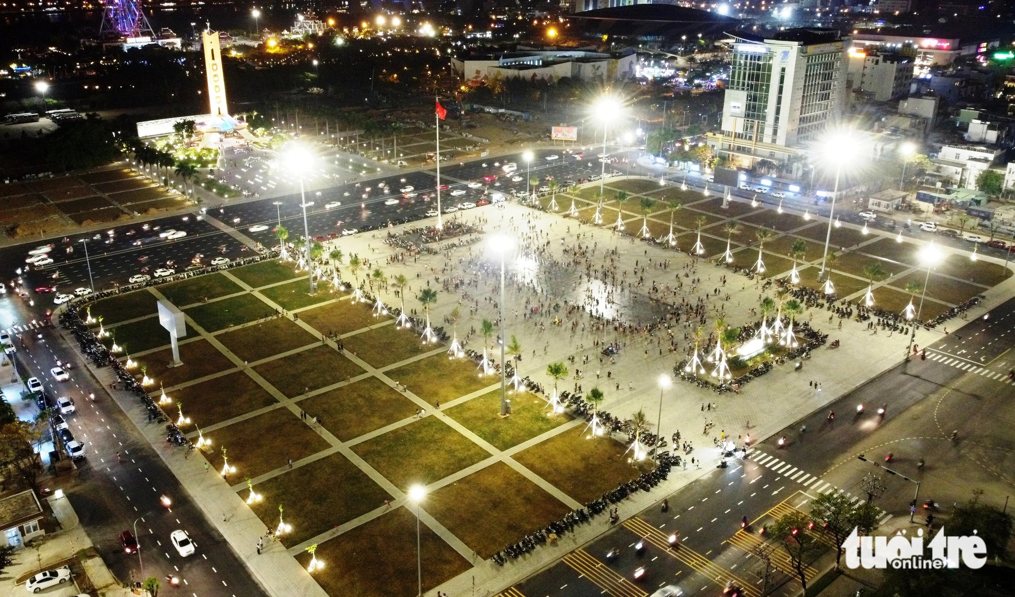 At midnight, Da Nang people still crowded to watch water music at March ...