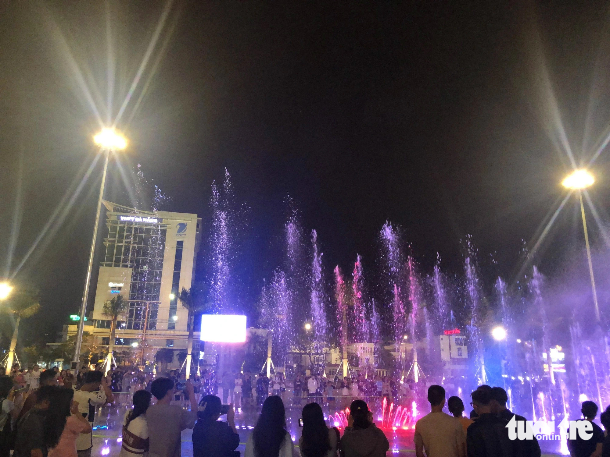 At midnight, Da Nang people still crowded to watch water music at March ...