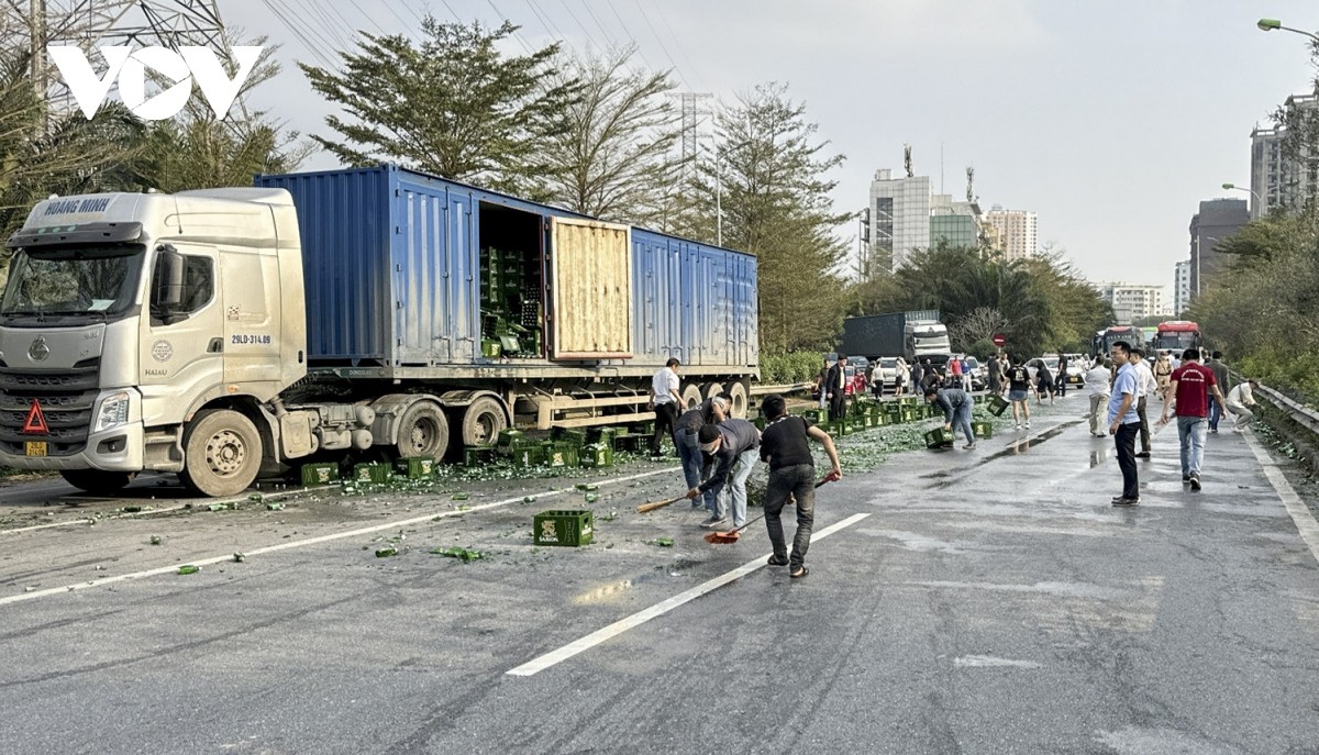 Xe container bật chốt, hàng chục thùng bia đổ xuống cao tốc Pháp Vân - Cầu Giẽ ảnh 7