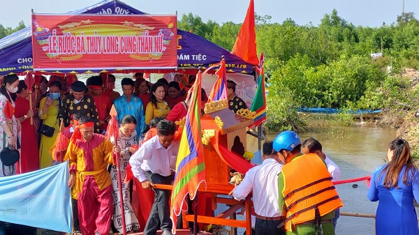 Lễ hội V&iacute;a b&agrave; Thủy Long ở ng&atilde; ba Vạn, ấp Thanh T&ugrave;ng, x&atilde; Thanh T&ugrave;ng huyện Đầm Dơi tỉnh C&agrave; Mau. (Ảnh do Sở VHTT&amp;DL C&agrave; Mau cung cấp)