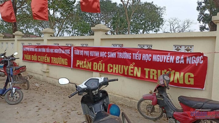 Treo cả băng rôn phản đối. (Ảnh: Lê Dương)