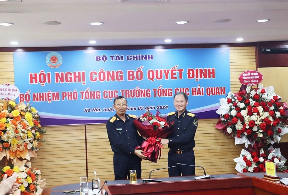 Thay mặt lãnh đạo Tổng cục Hải quan và CBCC, viên chức, người lao động toàn Ngành, Tổng cục trưởng Nguyễn Văn Cẩn tặng hoa chúc mừng Phó Tổng cục trưởng Đinh Ngọc Thắng. Ảnh: Ngọc Linh