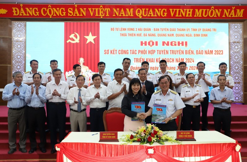 Vùng 3 Hải quân và Ban Tuyên giáo 6 tỉnh ủy, thành ủy ký kết chương trình phối hợp tuyên truyền biển, đảo năm 2024. Ảnh Hoàng Diệu