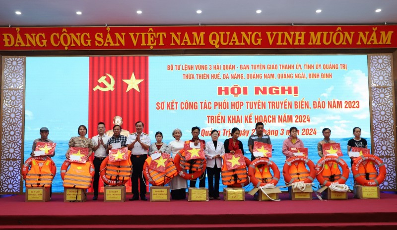 Vùng 3 Hải quân cùng các đơn vị tài trợ trao tặng quà cho ngư dân có hoàn cảnh khó khăn. Ảnh Hoàng Diệu