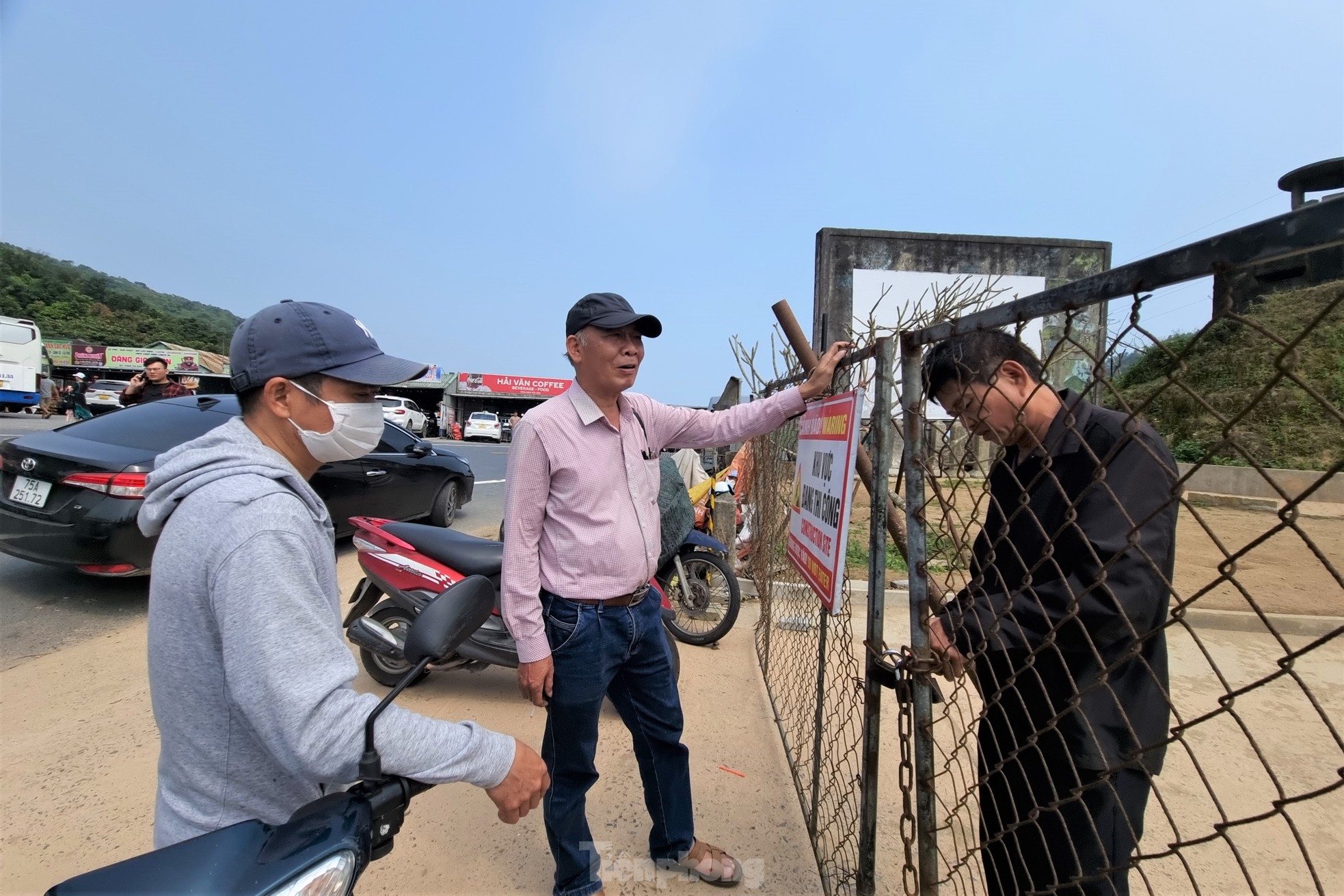 Ô tô nối nhau nhích từng chút trên đỉnh đèo Hải Vân ảnh 14