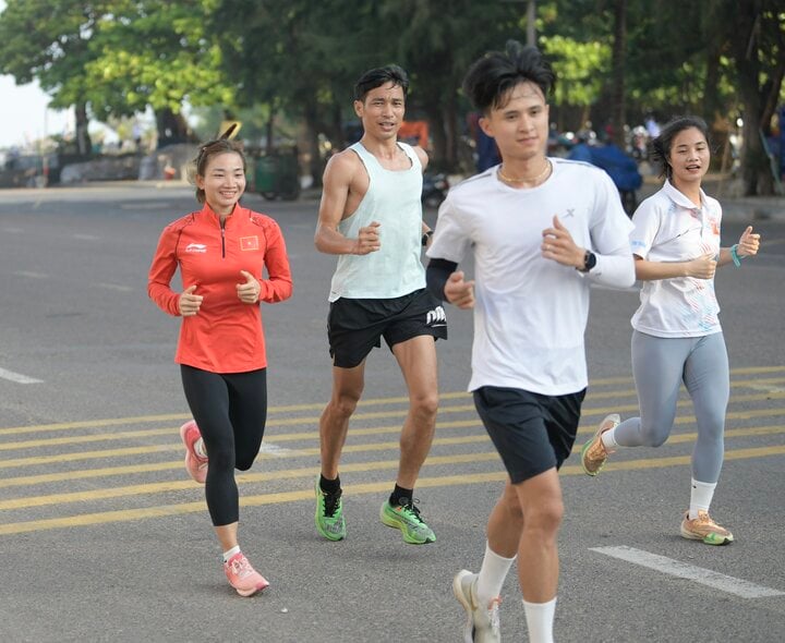 Nguyễn Thị Oanh chạy cùng Nguyễn Văn Lai - một trong những ngôi sao điền kinh Việt Nam tranh tài ở nhiều kỳ SEA Games.