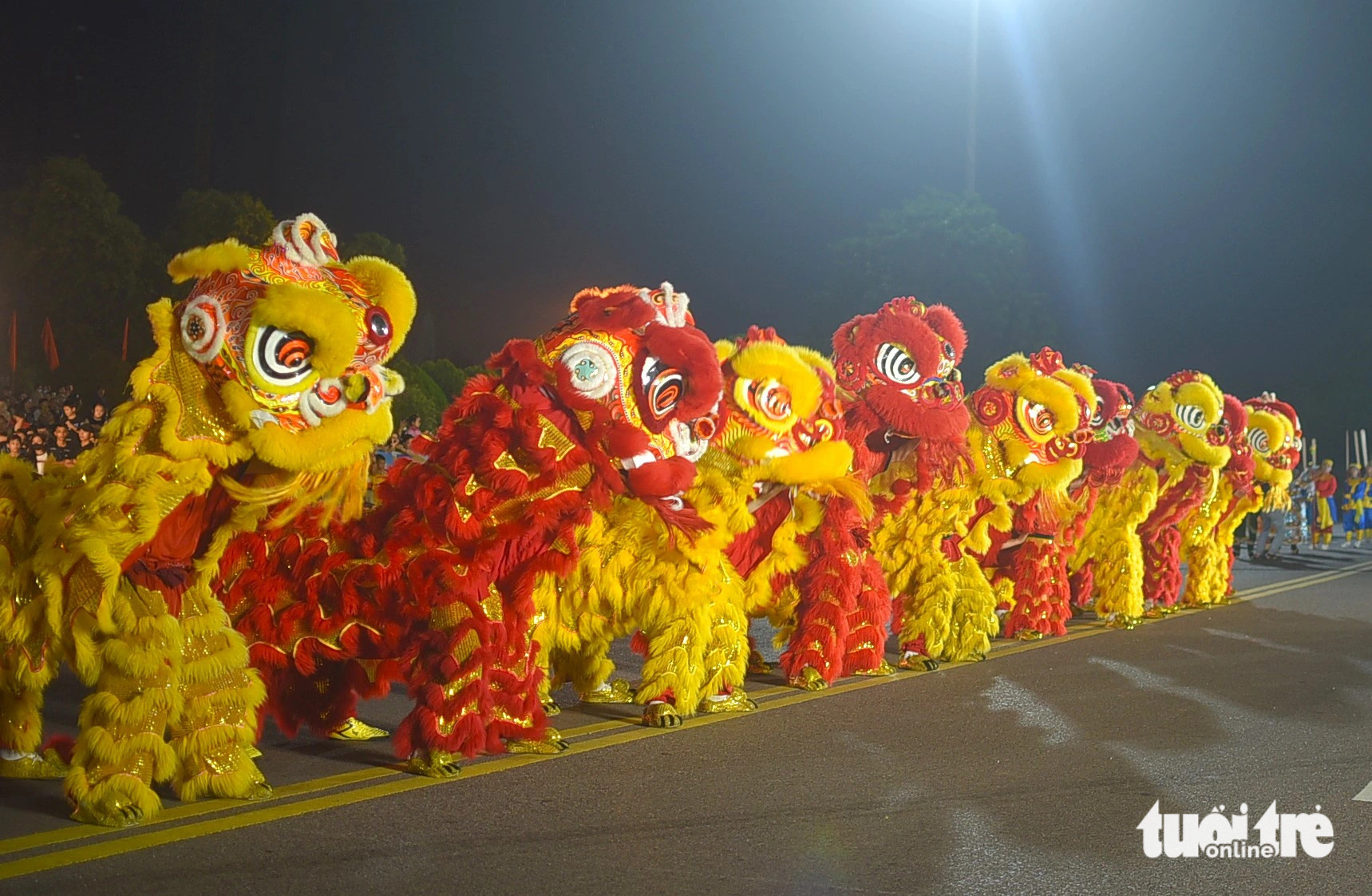 Những chú lân rộn rã chào khán giả. Theo UBND TP Quy Nhơn, chương trình &quot;Quy Nhơn rực rỡ sắc màu&quot; là sự kiện kích cầu du lịch, cụ thể hóa mục tiêu phát triển kinh tế biển, trọng tâm đẩy mạnh dịch vụ, du lịch biển TP Quy Nhơn đến năm 2025 trở thành điểm đến thú vị, thu hút khách du lịch trong và ngoài nước - Ảnh: LÂM THIÊN