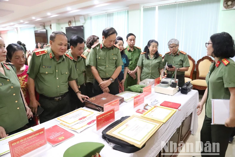 [Ảnh] Xúc động buổi tiếp nhận hiện vật của liệt sĩ Công an hy sinh trong vụ khủng bố ở huyện Cư Kuin ảnh 9