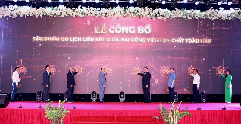 Các đại biểu thực hiện nghi thức công bố sản phẩm du lịch “Một hành trình hai công viên”. 