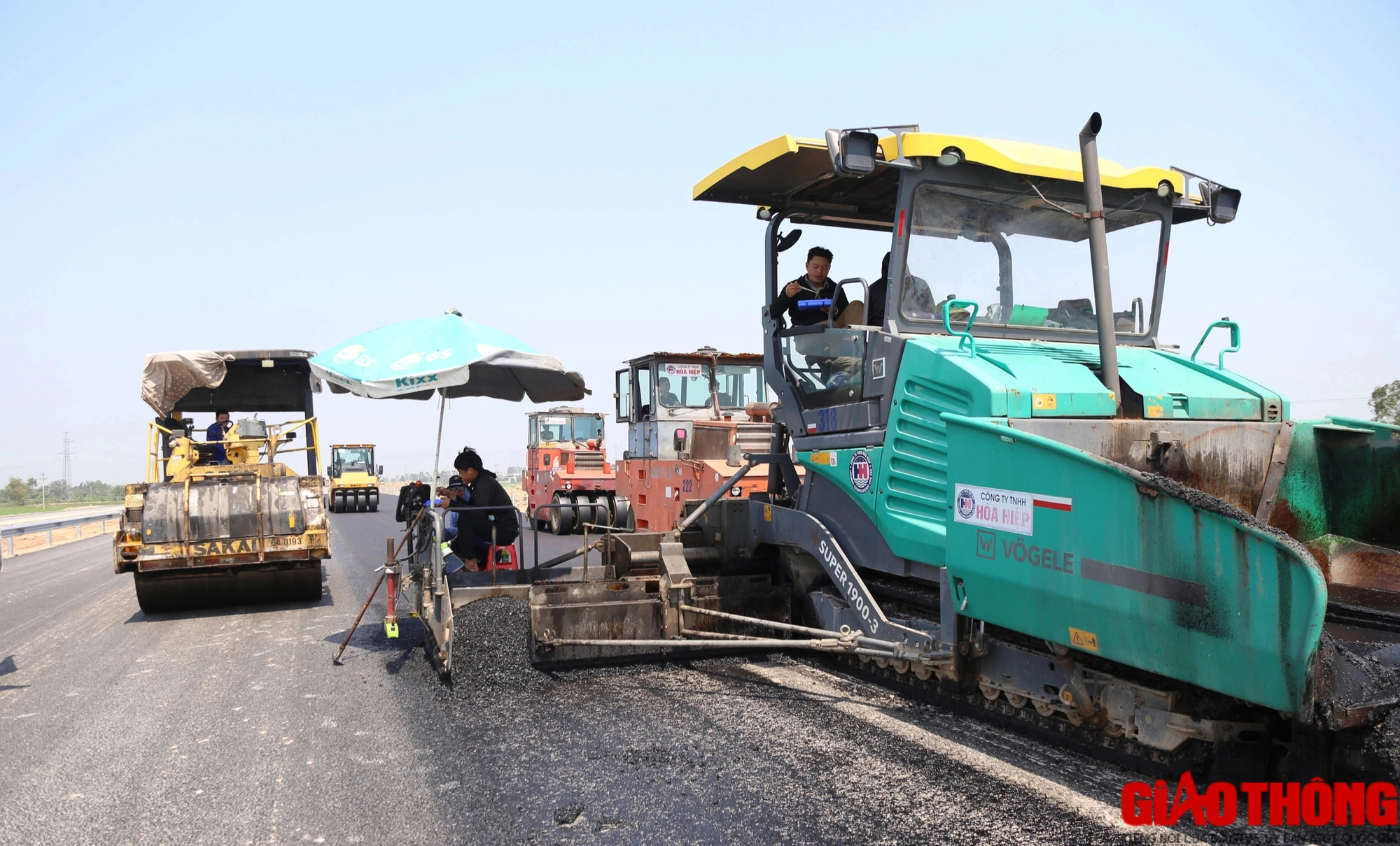 “Ăn tranh thủ, ngủ khẩn trương” trên công trường cao tốc Diễn Châu - Bãi Vọt- Ảnh 1.