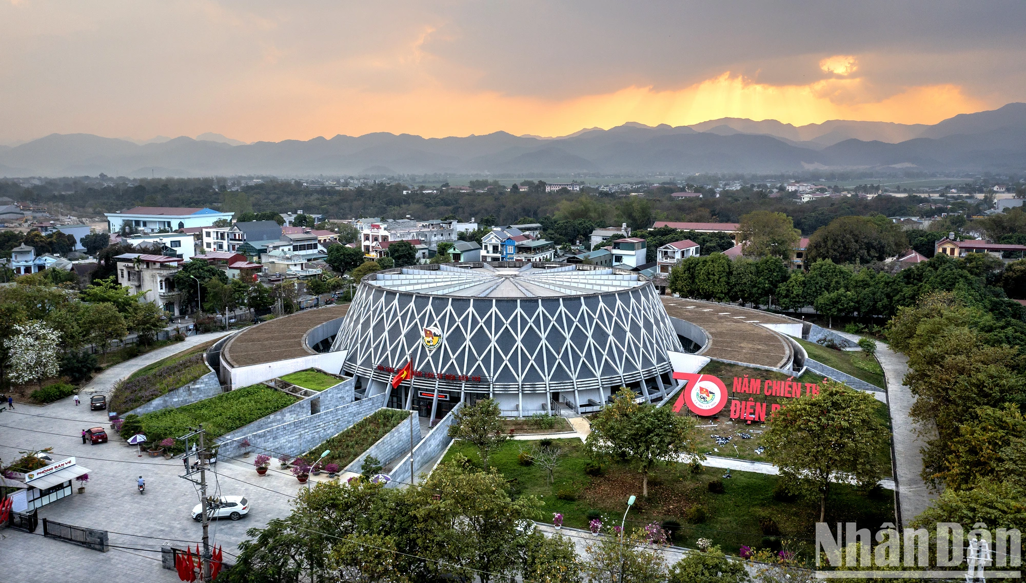 [Ảnh] Cựu chiến binh, du khách xúc động xem tranh Panorama tái hiện Chiến dịch Điện Biên Phủ ảnh 1