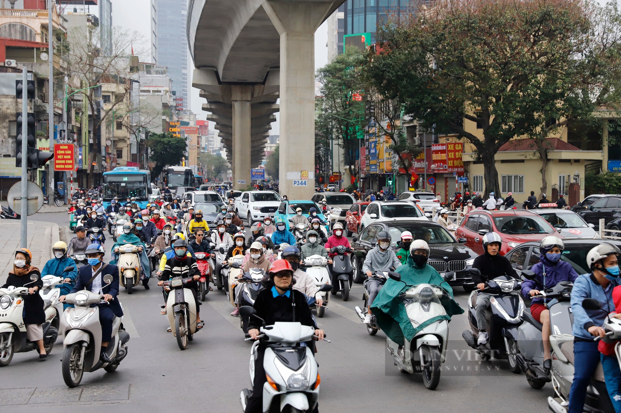 Các phương tiện bon bon lăn bánh trên đường phố Thủ đô trong ngày làm việc đầu tiên sau kỳ nghỉ Tết- Ảnh 1.