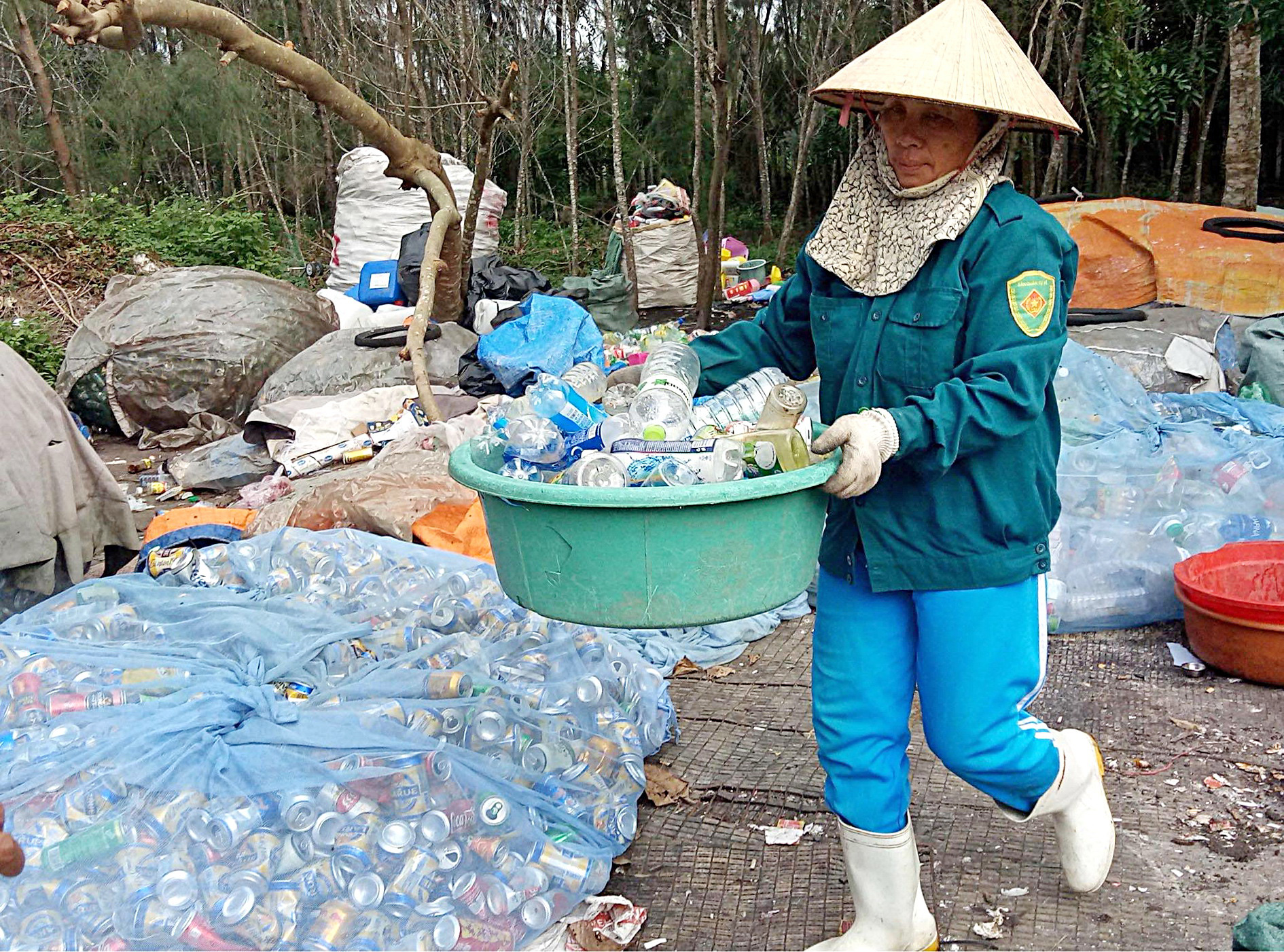 Phụ nữ làm nghề thu lượm ve chai ở TP Hội An - Ảnh: THÙY ANH