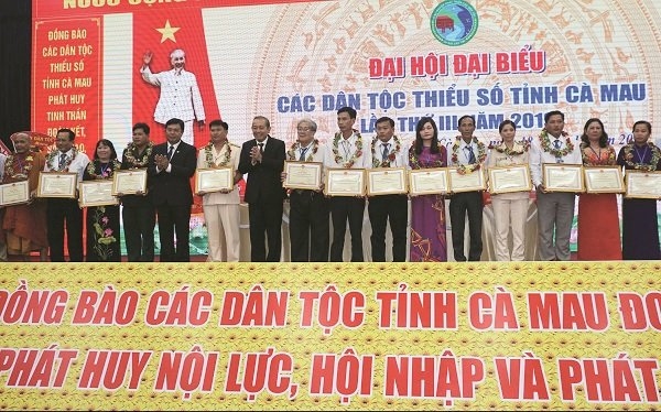 Nguyên Phó Thủ tướng Thường trực Chính phủ Trương Hòa Bình; Ông Nguyễn Tiến Hải, Uỷ viên BCH Trung ương Đảng, Bí thư tỉnh Cà Mau tặng bằng khen cho cá nhân có thành tích xuất sắc nhân dịp Đại hội Đại biểu các DTTS lần thứ 3 năm 2019.