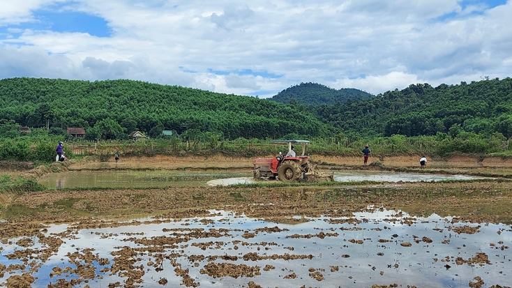 Người dân Cà Xen làm đất chuẩn bị cho vụ sản xuất