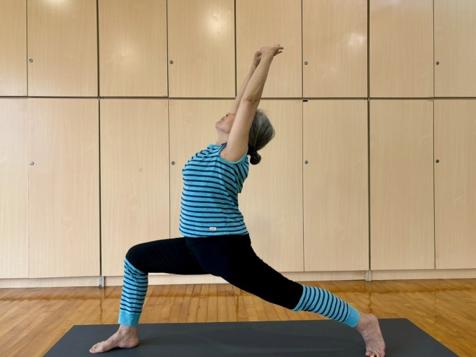 Tập yoga giúp phái đẹp trung niên tăng tính linh hoạt, cải thiện hệ hô hấp. Ảnh: Bảo Bảo