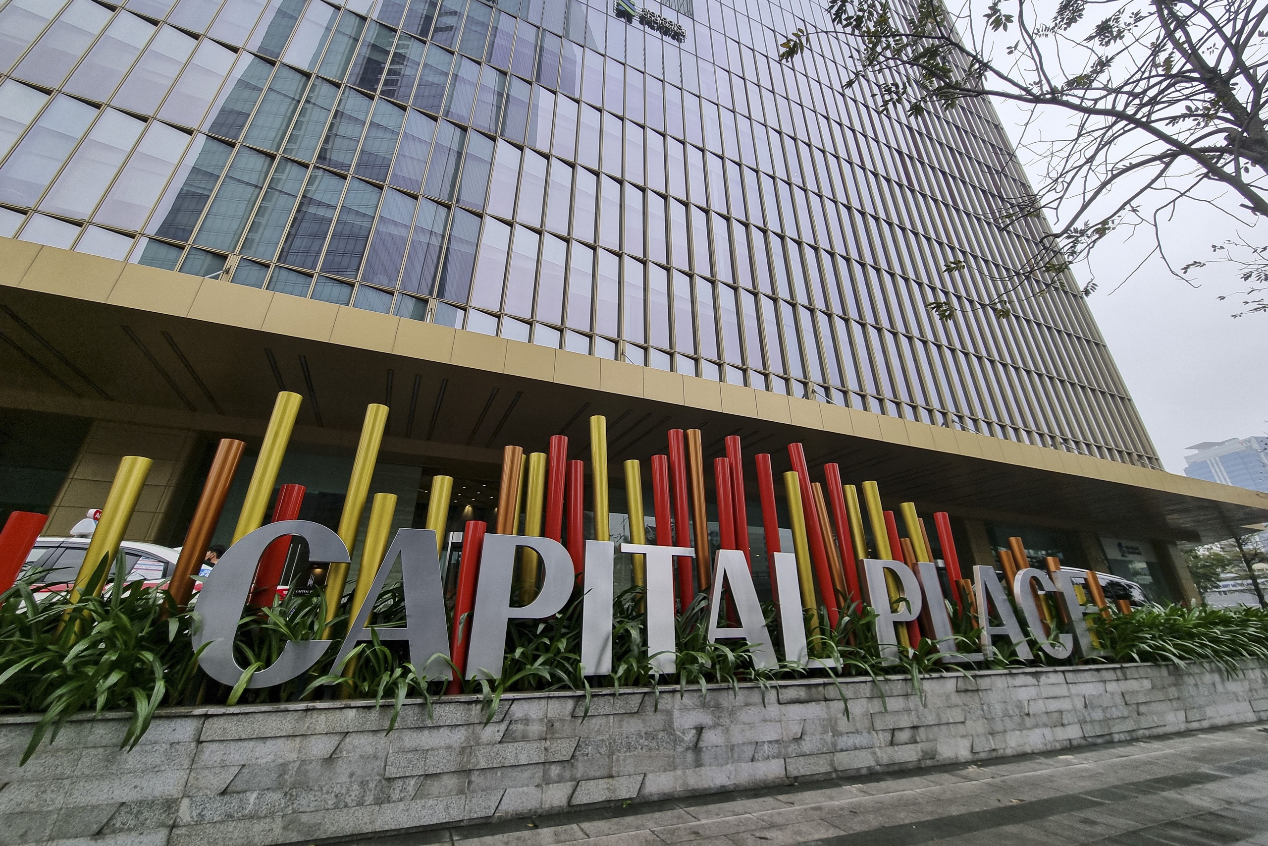 Close-up of the Capital Palace Lieu Giai building being offered for sale at $1 billion USD - Photo 2. Cận cảnh toà nhà Capital Palace Liễu Giai được rao bán 1 tỷ USD- Ảnh 2.