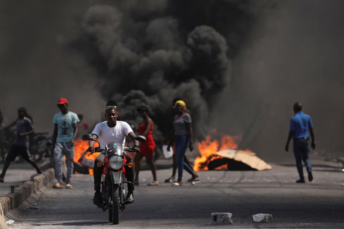 bang dang tan cong nha tu lon nhat haiti canh sat keu goi giup do hinh 1