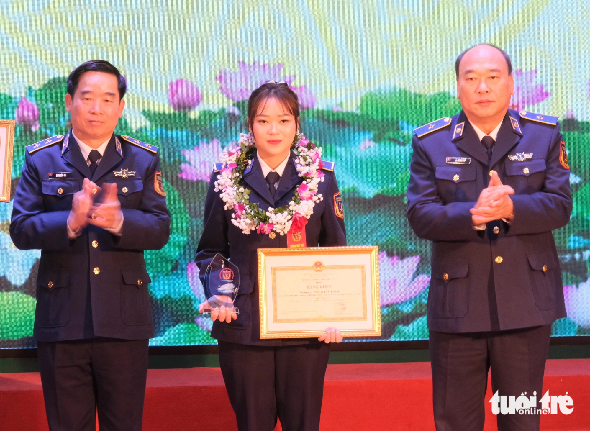 Trung tướng Bùi Quốc Oai - chính ủy Cảnh sát biển Việt Nam (trái) và thiếu tướng Lê Quang Đạo - tư lệnh Cảnh sát biển Việt Nam - trao bằng khen cho &quot;bông hồng thép&quot; Trịnh Thu Thảo - Ảnh: HÀ THANH