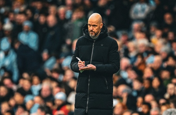 Ten Hag chỉ đạo trong trận Man Utd thua Man City 1-3 ở vòng 27 Ngoại hạng Anh hôm 3/3 trên sân Etihad. Ảnh: Man Utd