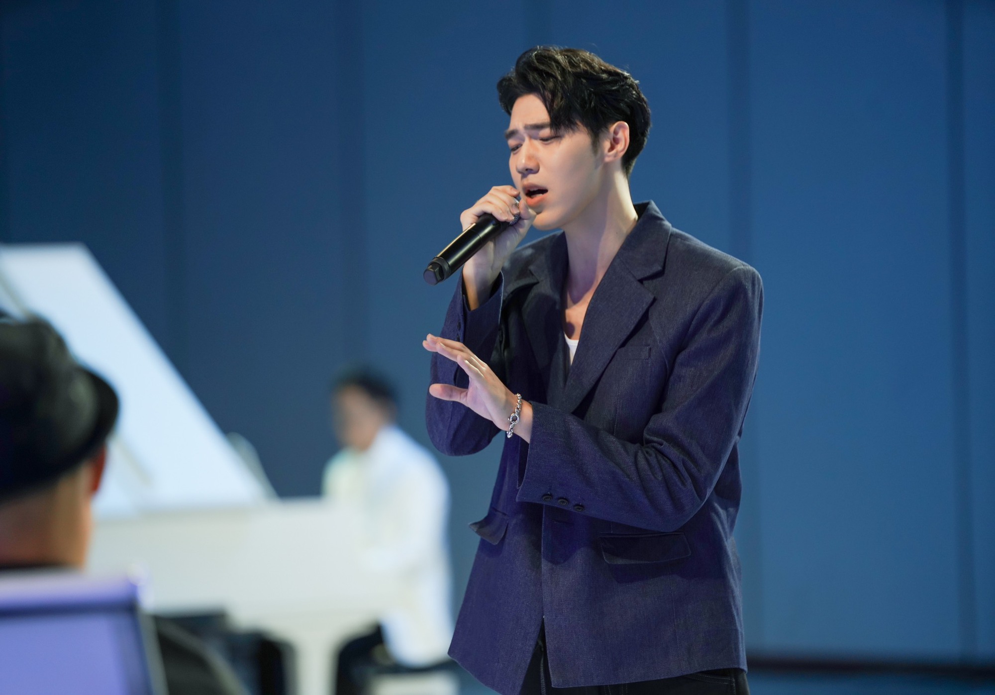 'Hotboy' tốt nghiệp Học viện Cảnh sát nhân dân giành vé vàng Vietnam Idol 2023 là ai? - Ảnh 1.