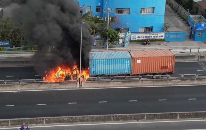 Xe đầu kéo cháy ngùn ngụt trên cầu Phú Mỹ. Ảnh: Minh Hùng