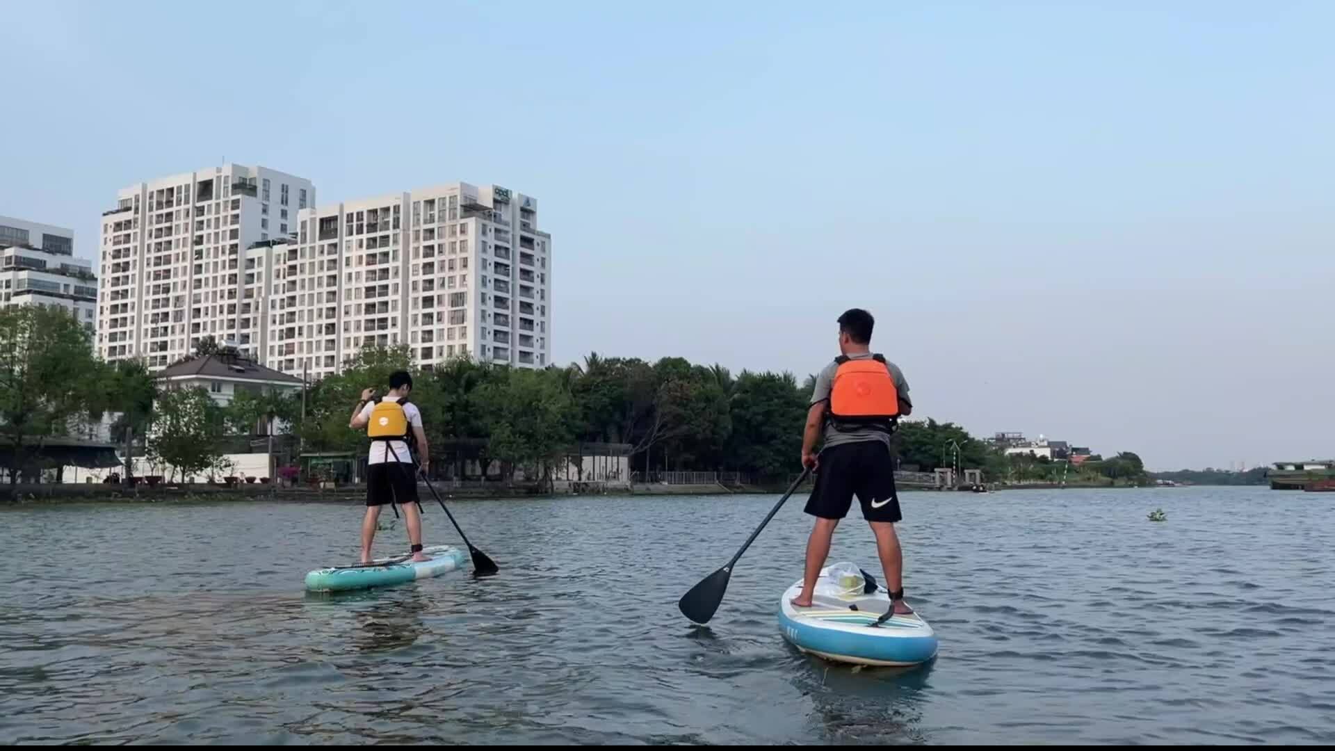 Chèo sup ngắm Sài Gòn từ trên sông